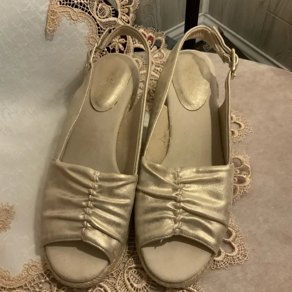 8.5W Gold Easy Street Espadrilles EUC